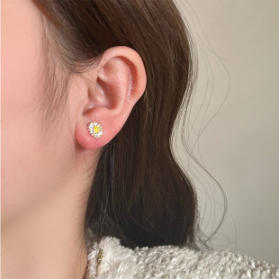 S925 Silver Korean Style Small Daisy Earrings Simple and Versatile Niche Design 2025 New Fresh and Sweet Flower Earrings