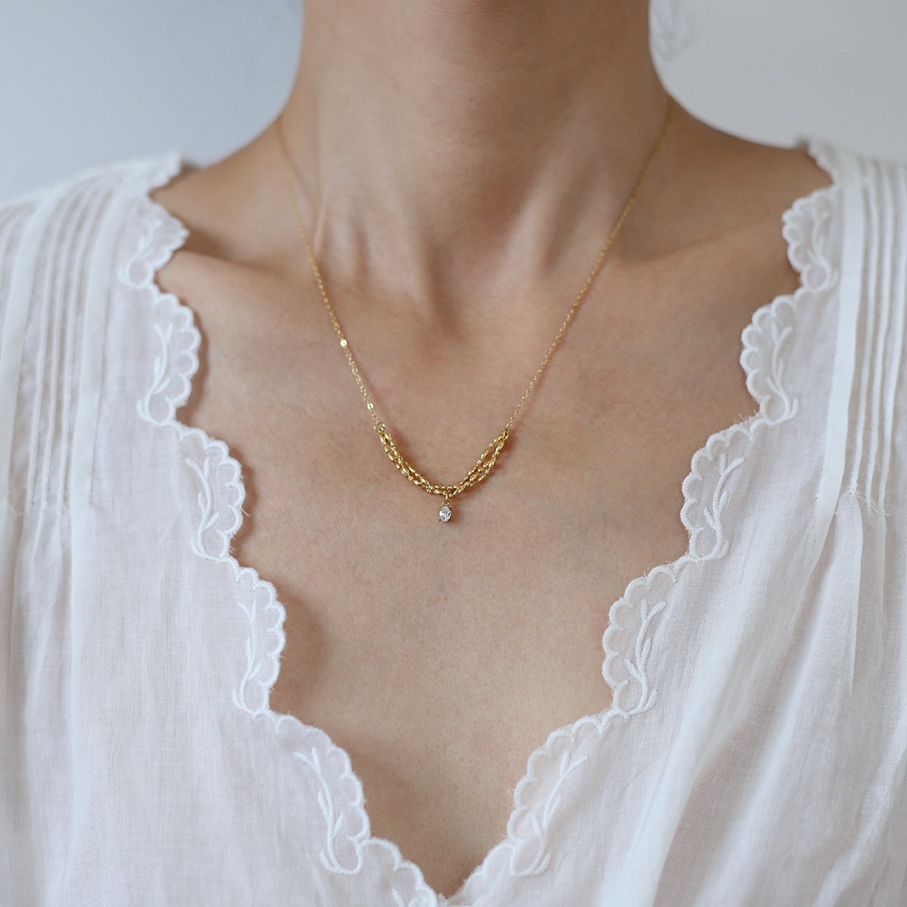 Model Show Oval Zircon Inlaid Stainless Steel Necklace