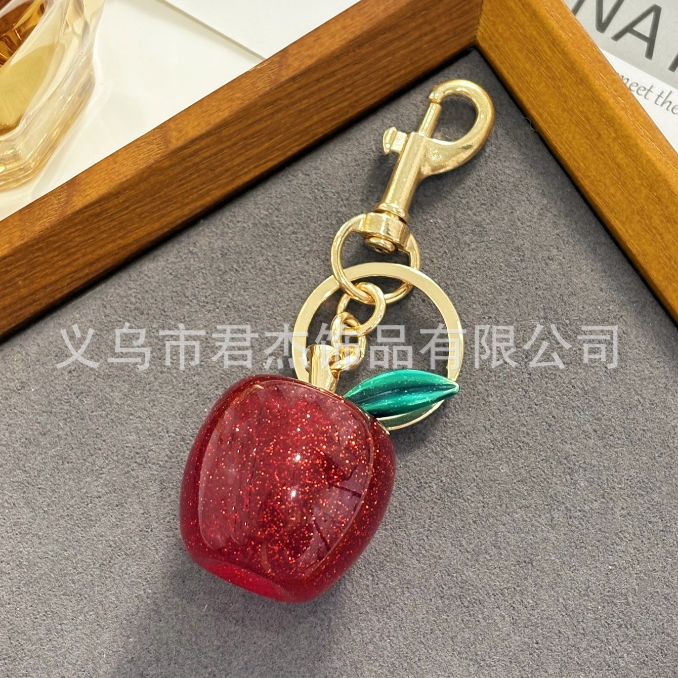 さくらんぼのキーホルダーアクセサリーのバッグのストラップがおしゃれで美しい水晶樹脂車センチ車のキーホルダーの女性