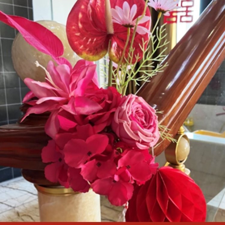 结婚楼梯装饰栏杆扶手玫红色花婚房布置酒店阳台花艺绸缎布幔|undefined