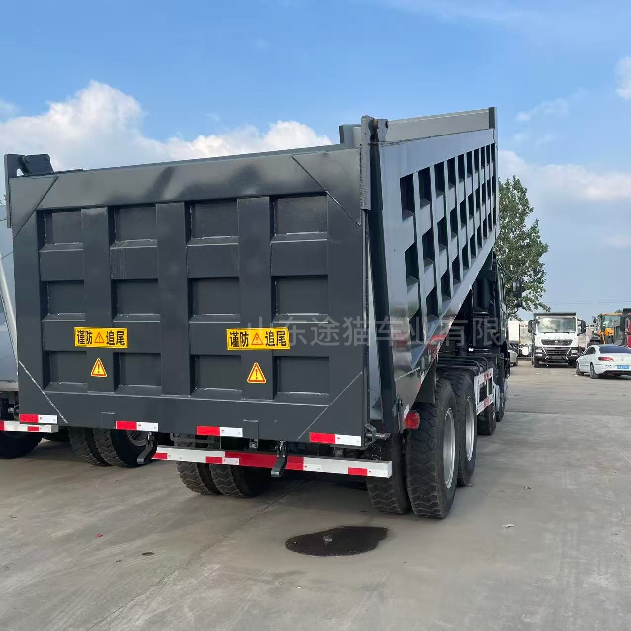 Sinotruk Howo Front-Four-Wheel-Drive and Rear-Eight-Wheel-Drive Dump Truck, 90% New, 8×4 Dump Truck, 371/375 Horsepower Engineering Dump Truck