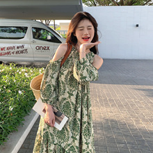 绿色碎花露肩连衣裙女夏季新款气质显瘦高级感超好看海边度假长裙