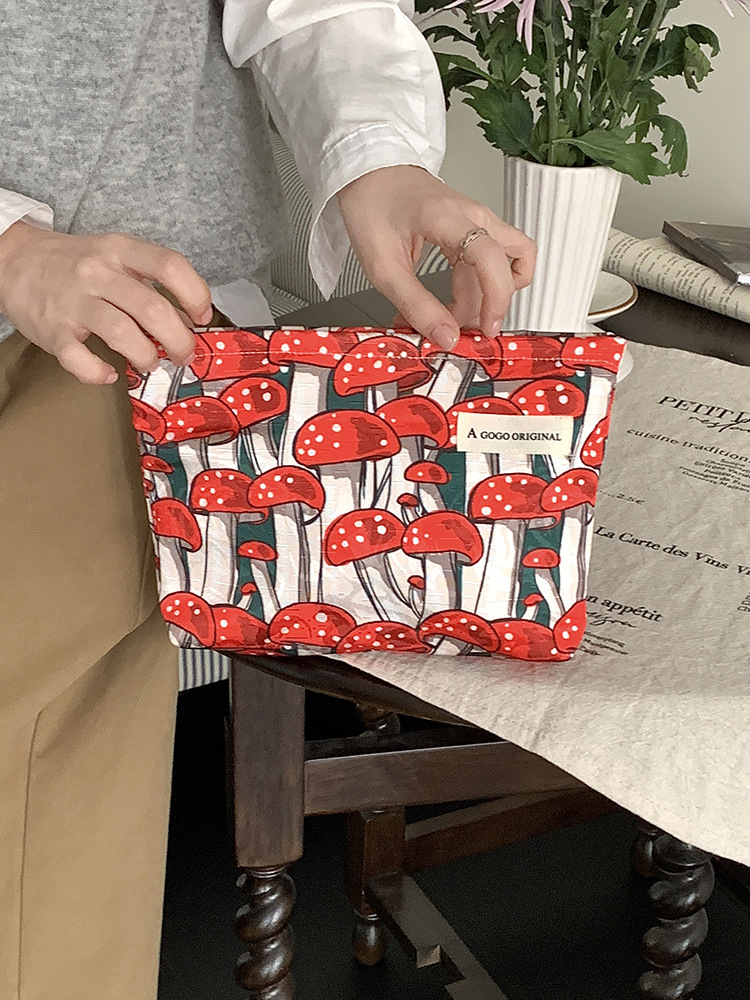 큰 크기. 정글 붉은 버섯