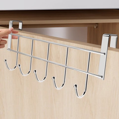 穴を開けないでドアを開けた後にフックを掛けます。