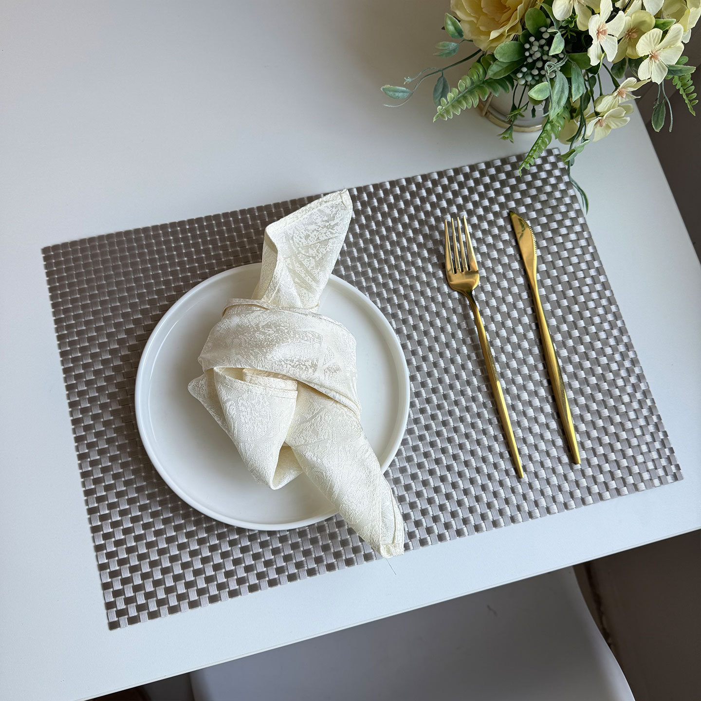 Cojín de comedor de PVC Teslin 8x8 espesar cojín de platos de comedor occidental alojamiento de mesa de hotel transfronterizo cojín de taza de té de lujo ligero oro