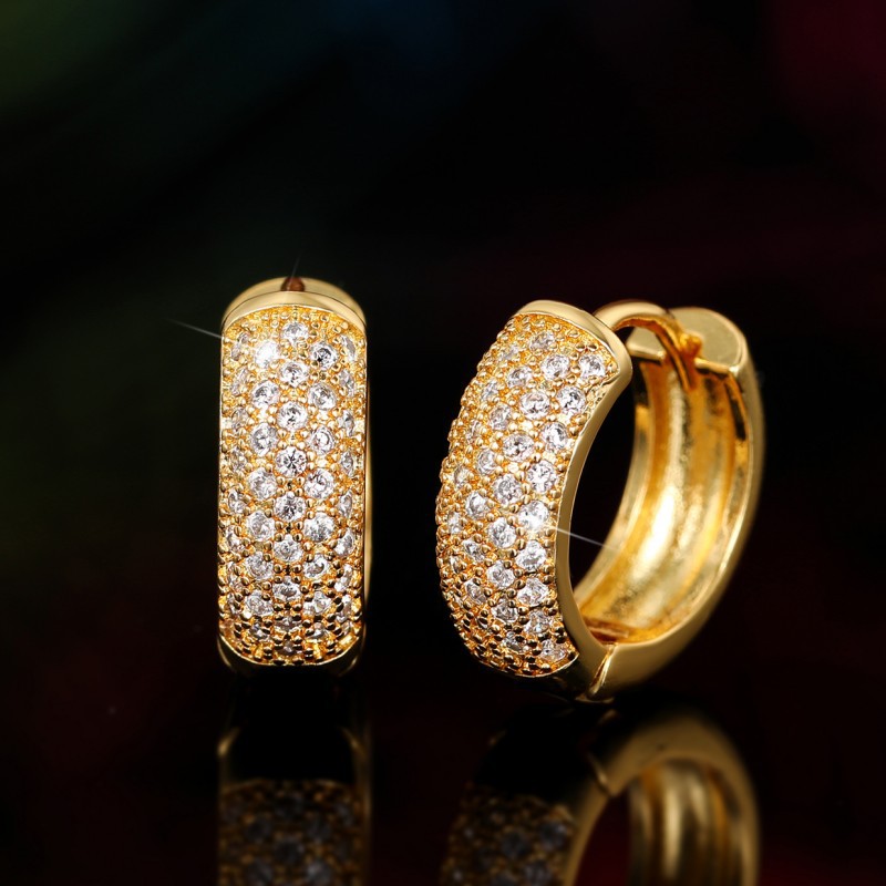 Cao Shi, stilīga slavenība ar tādiem pašiem izsmalcinātiem franču stila auskariem, moderniem cilpveida auskariem_voghion.com