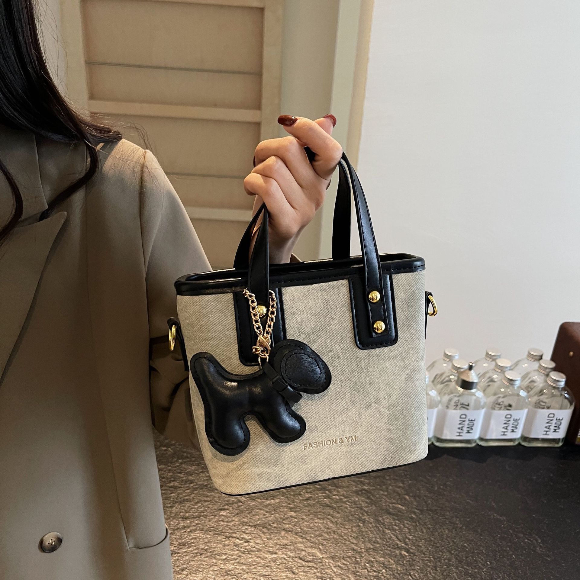 펜던트가 달린 오프화이트