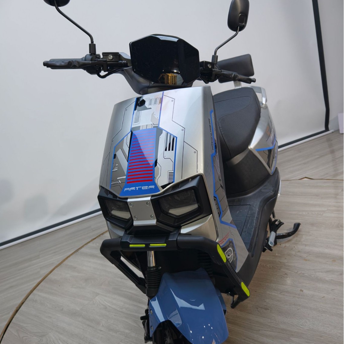 Foreign Trade Export Cangqiong Electric Motorcycle, Commuter Electric Scooter, Electric Scooter with Long Range and High Power