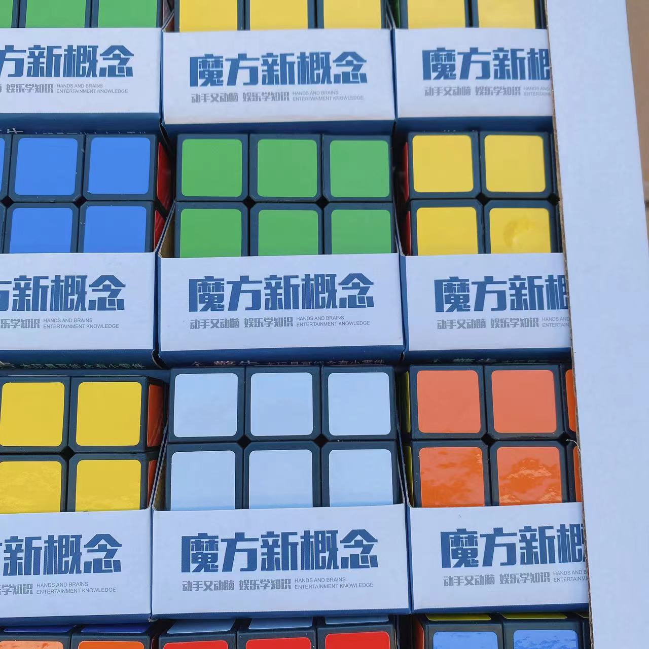 Juguetes para niños educativos de tercer orden Cubo de Rubik color 5,3 cm en caja giratoria anillo de puesto liso 2 yuanes grandes almacenes al por mayor