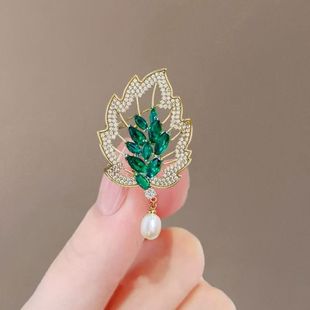 Moonlight embossed pearl tassel leaf brooch Engraved leaf veins French court dress decoration brooch fashion wholesale