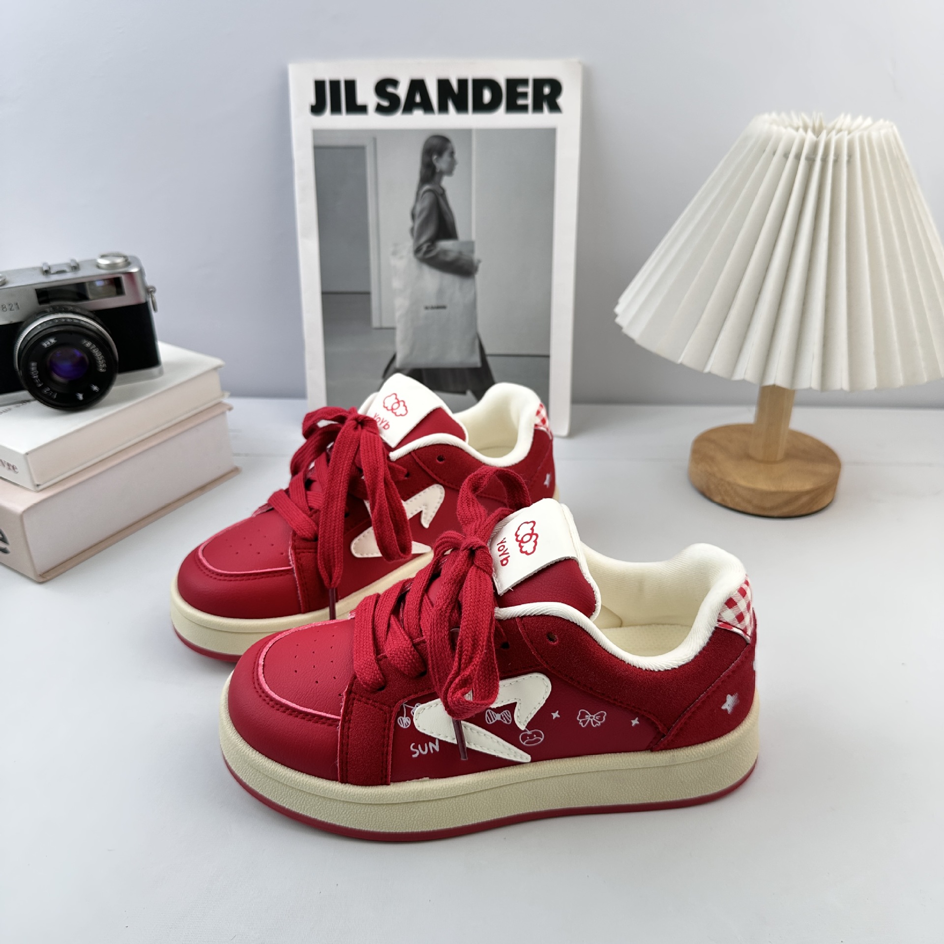 Yuanbo coreano fresco fondo grueso de dibujos animados zapatos blancos para mujeres 2025 nuevo estilo de moda versátil zapatos de pan de nicho