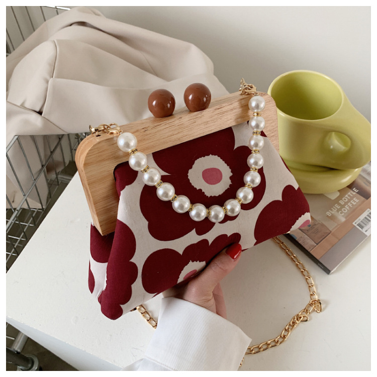 Fashion Contrast Color Chain Wooden Handle Pearl Handbag display picture 9