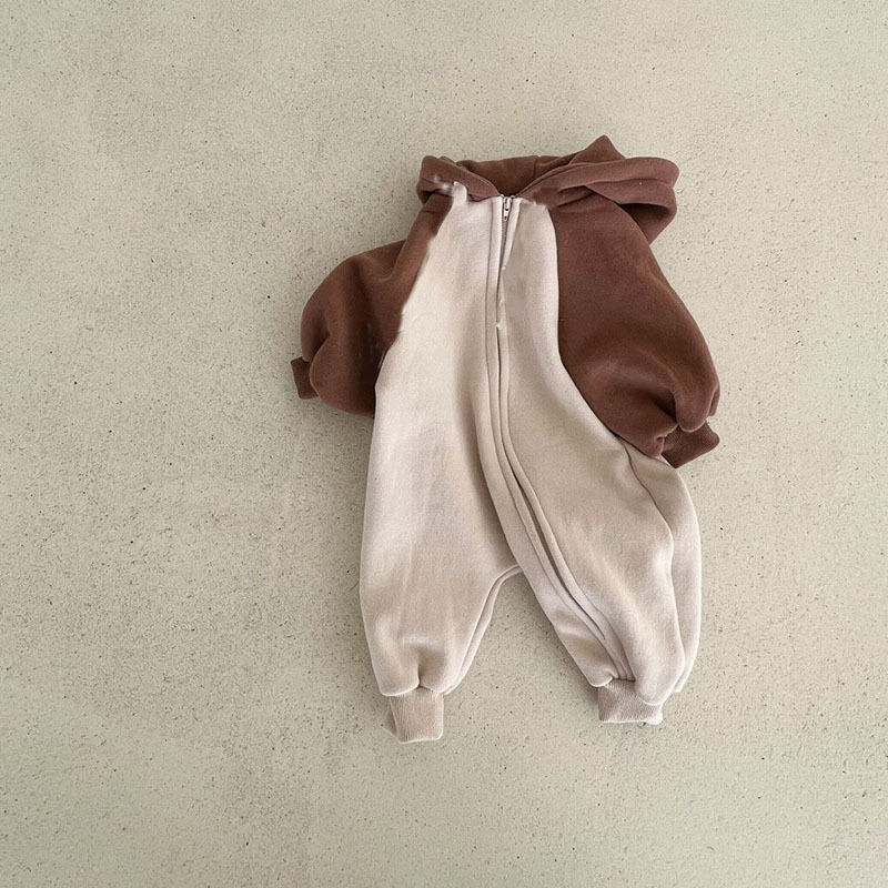 Primavera y otoño sin terciopelo para bebés hembra y hembra, camiseta con capuzas de manga larga, ropa de escalada larga para salir a la casa coreana, chaqueta casual, marrón