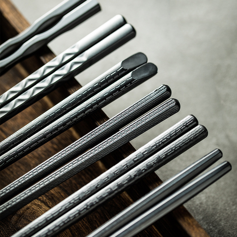 Nuevo hogar palillos de aleación de estilo japonés palillos puntiagudos palillos negros de alto aspecto palillos sin moho kuaizi al por mayor