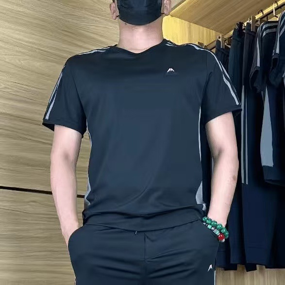 검은색 상의