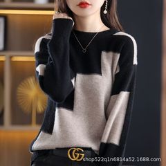 色合わせの羊はセーターの女性の秋冬の新型の丸首をまねてゆったりとしています。