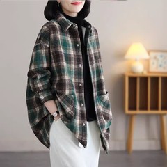 秋冬の日本の新型の格子のシャツの女性の大きいサイズの洋気の上着のファッションのベルベットの厚いシャツのコート