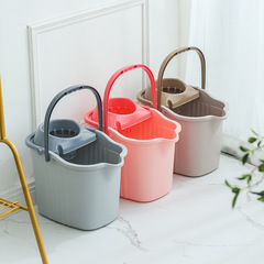 家庭用モッププラスチックの古いプーリが水をねじっています。