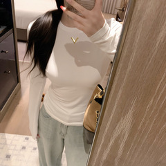 欧货极简V字母内搭打底衫上衣女2025新款纯色简约修身内搭长袖T恤
