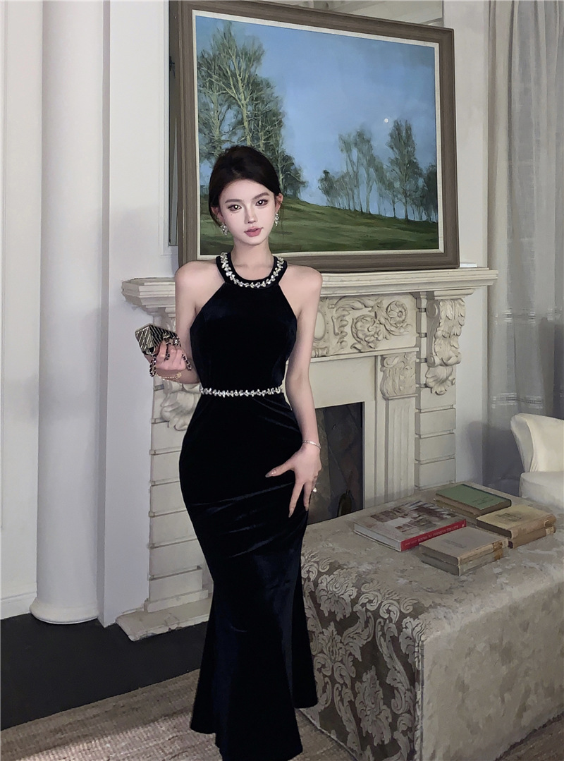 フランス式ヘボン風黒掛け首ベルベットワンピース女性高級セクシー露背誕生日ドレス魚尾長スカート
