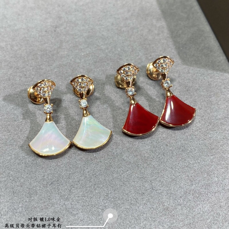 V ゴールド スカート シェイプ イヤリング レディース 18K ローズゴールドメッキ ダイヤモンドとマザーオブパール カーネリアン シェイプ イヤリング|undefined