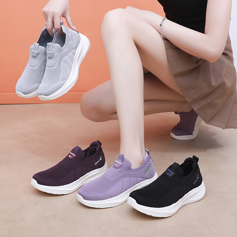 Spring and Autumn New Old Beijing Cloth Shoes Women's Lightweight Breathable Slip-on Mom Shoes Fashionable All-match Sports Casual Shoes