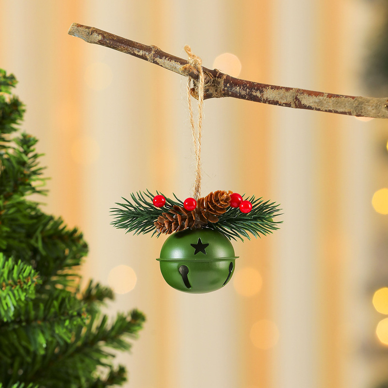 国境を越えた新しいクリスマスベルの扉にベルをかける赤果松果風鈴クリスマスツリーがクリスマス装飾品を飾っている|undefined
