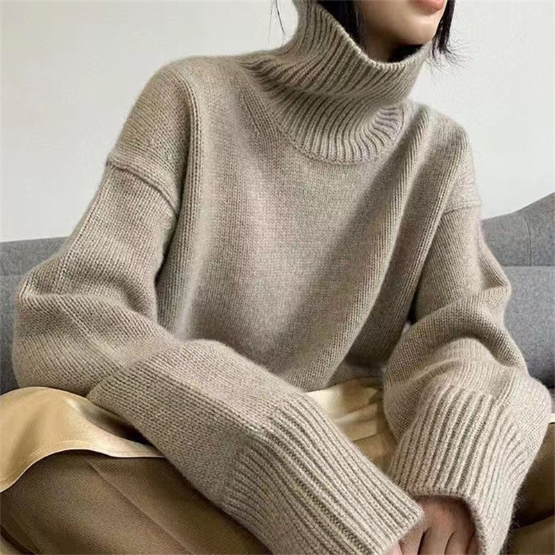 純色の底のシャツのニットの女性の高襟はやせていてゆったりしています。|undefined