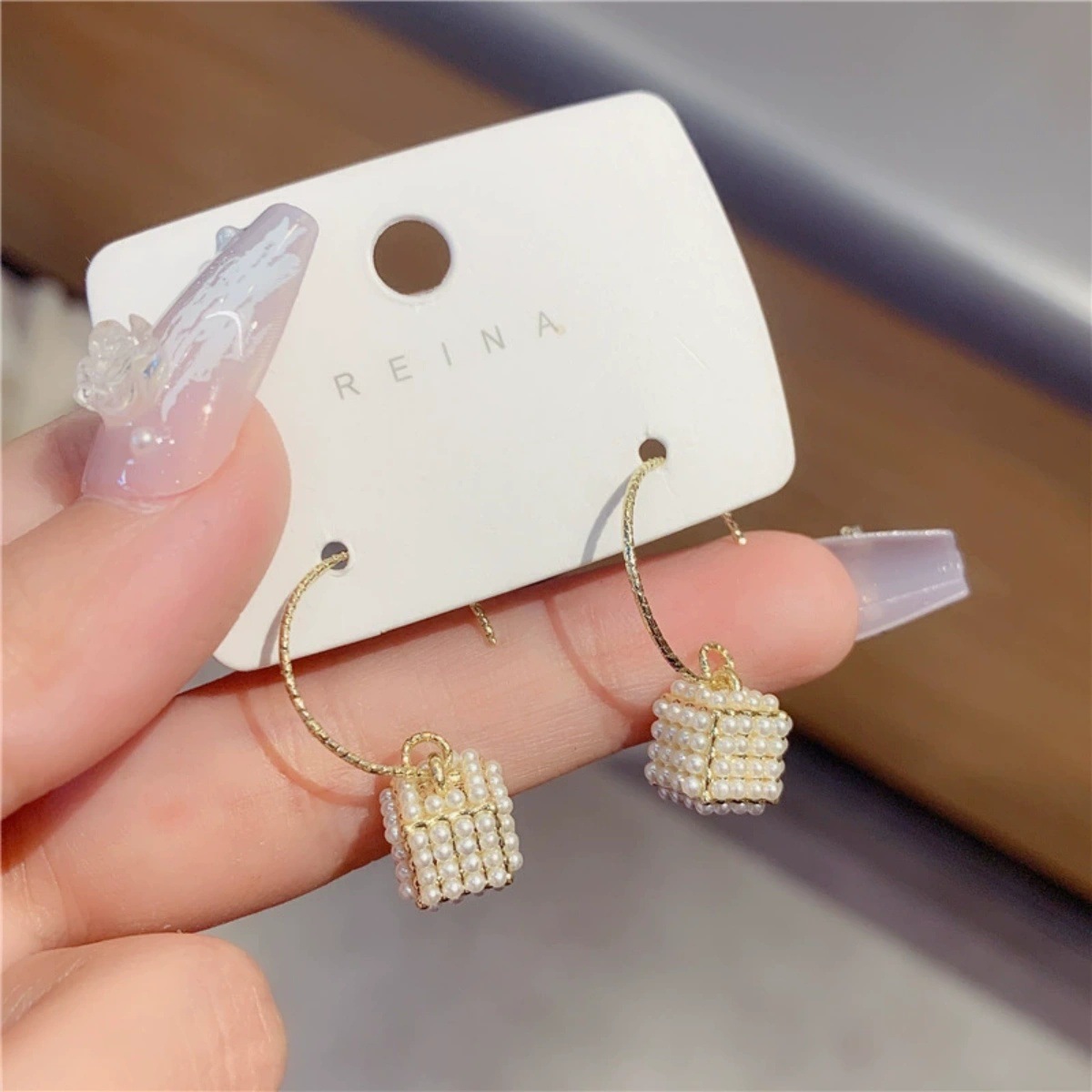 Retro en forma de C cuadrado gancho de perla estilo francés elegante medieval diseño geométrico pendientes de nicho cortesano pendientes