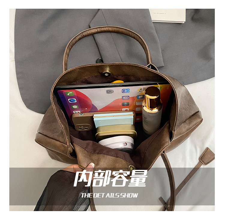 The laid-back style large-capacity underarm tote bag for women in 2025, with a lock, is fashionable and versatile. It's a trendy single-shoulder bag for commuting Specification drawing