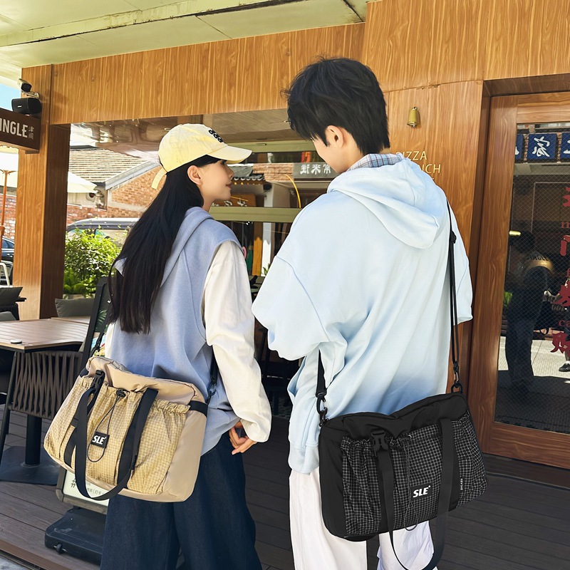 Shake sonido Marvel Tini al aire libre simple estilo de mochila de gran capacidad para hombres y mujeres de color contraste nicho de diseño de tendencia