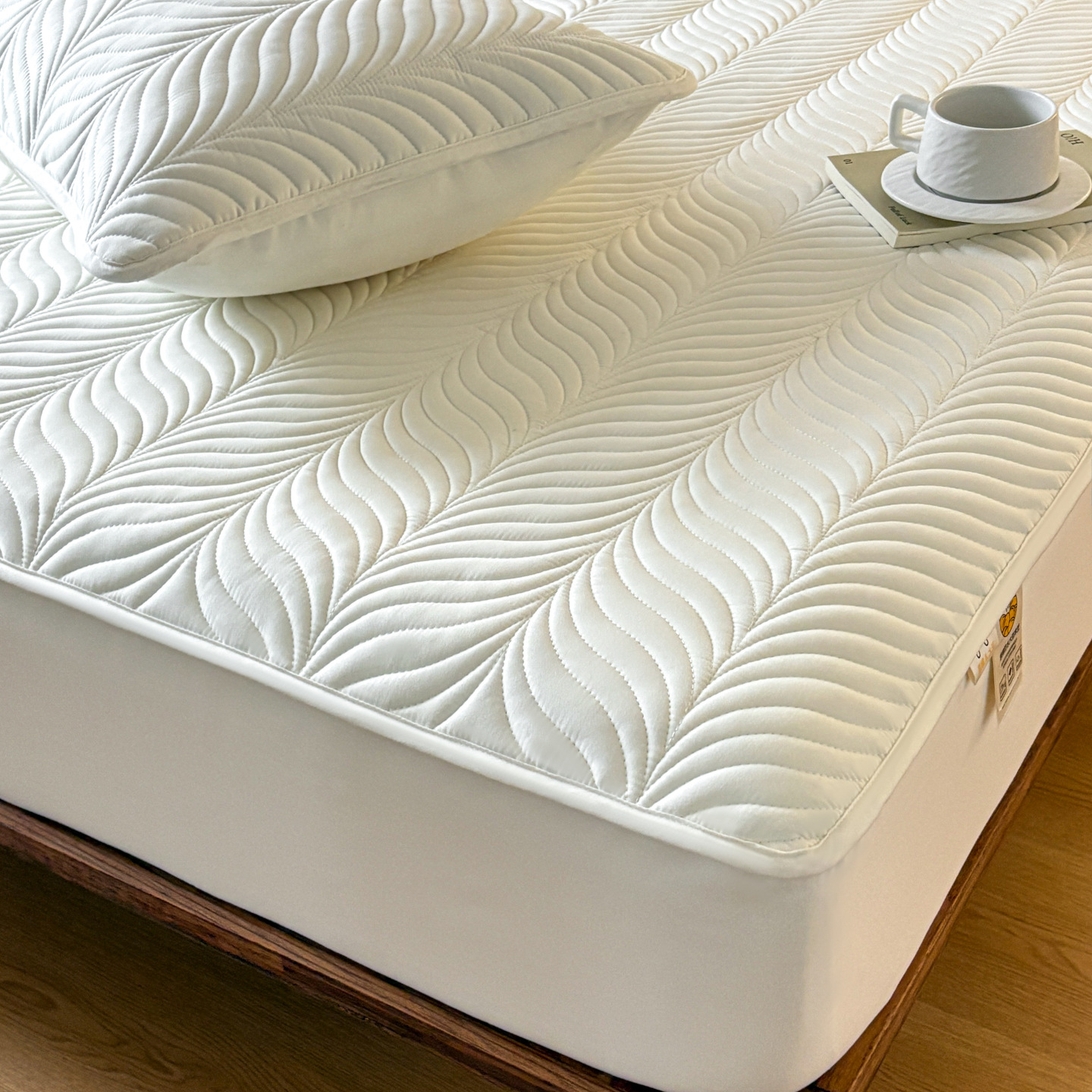 2026 New Upgraded Waterproof Quilted Bed Cover Single Piece Mattress Protector Full Wrap Bed Cover Washable Machine Washable