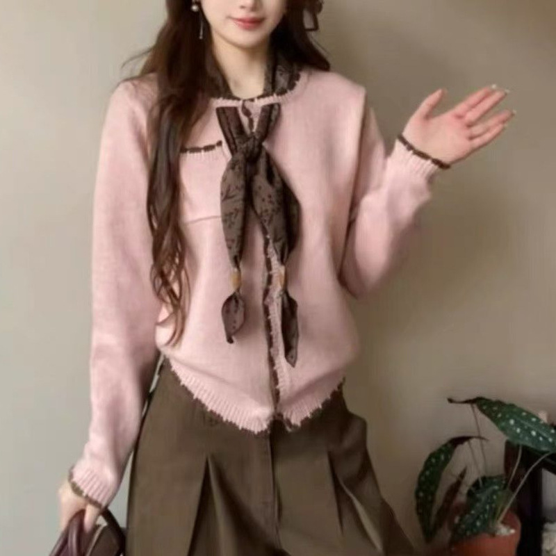 New autumn and winter designs: color-blocked cardigan with pocket and ribbon detail, perfect for layering with knitwear; green, forest-inspired sweater jacket for women New autumn and winter designs: color-blocked cardigan with pocket and ribbon detail, perfect for layering with knitwear; green, forest-inspired sweater jacket for women