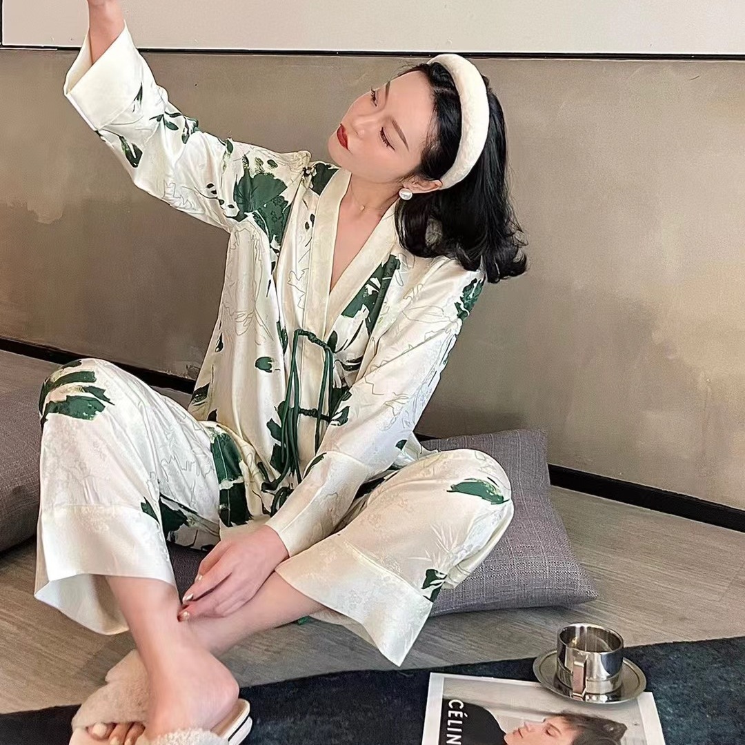 흰색 배경에 녹색 꽃