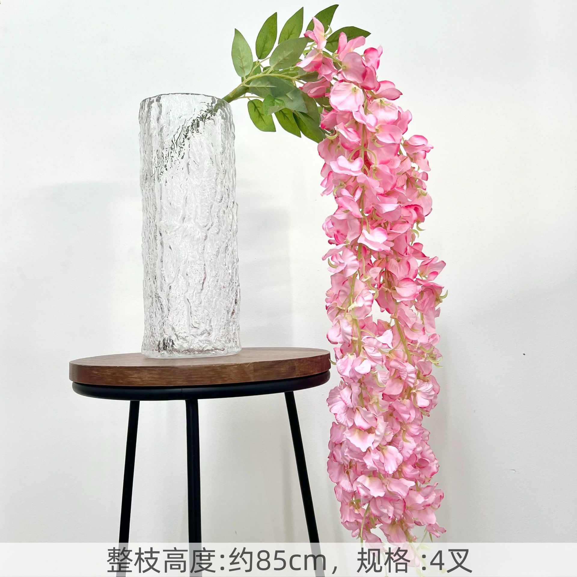 ピンク系のシミュレーション花の結婚式場は造景の偽の花の背景の壁を配置して花の天井の花の路を飾って生け花の娟花を導いています。