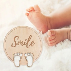 木質寶寶腳印紀念卡月份里程碑新生兒小腳丫滿月天數拍照道具