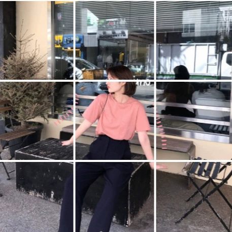 Это пара брюк темно-синим с завышенной талией и удобные тонкие прямые брюки.