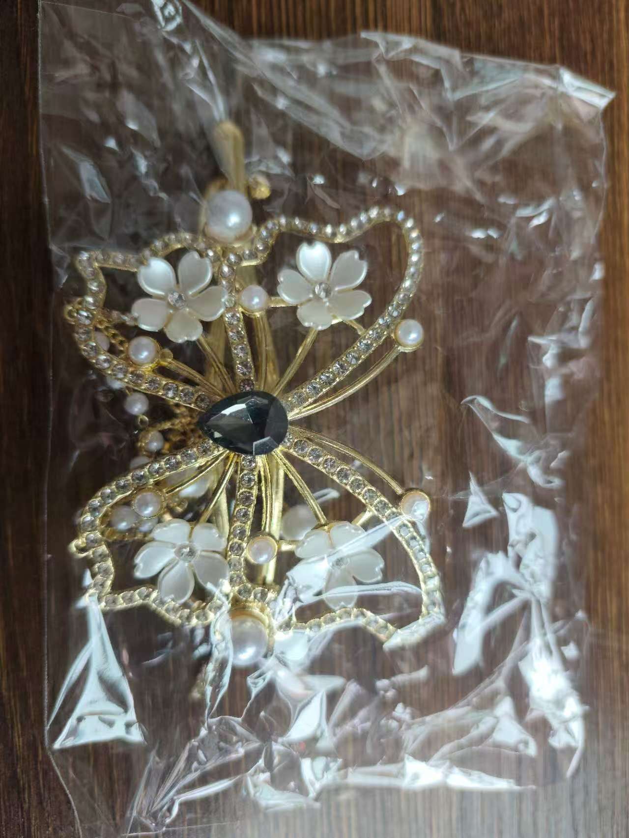 나비 네 개의 흰 꽃 트위스트 클립