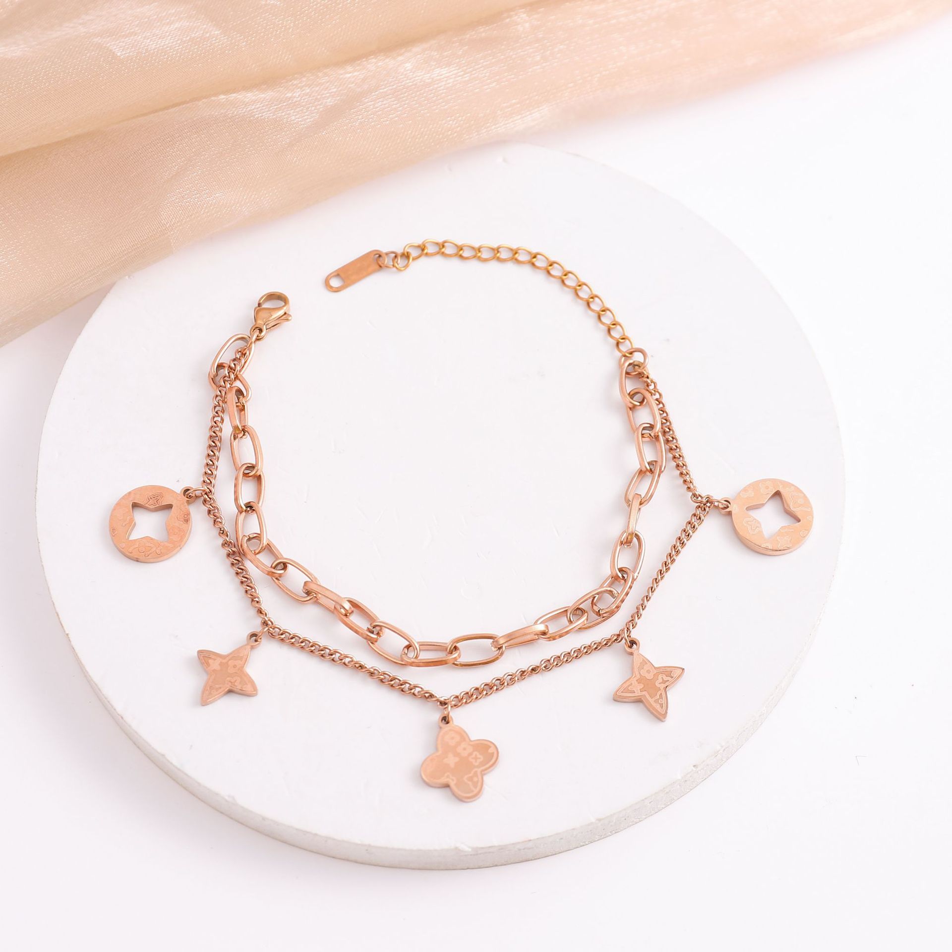 Europa y los Estados Unidos hueco cuatro hojas de acero de titanio impresión de doble capa pulsera no desvanecerse INS viento pulsera popular al por mayor