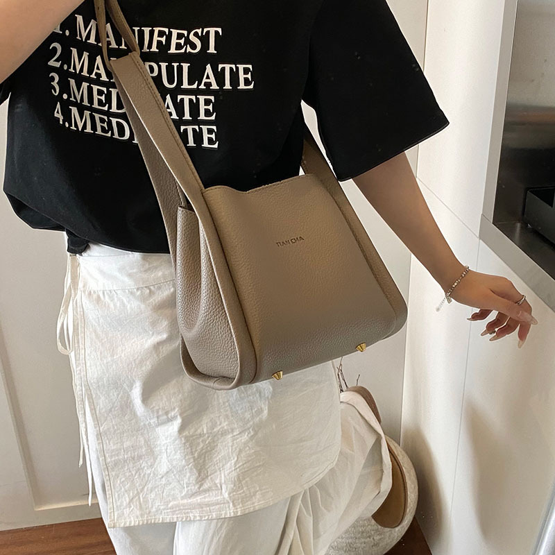 Bolso de cesta de verduras portátil más vendido transfronterizo para mujer 2025 nuevo bolso de mensajero versátil de alta gama bolso de cubo simple casual