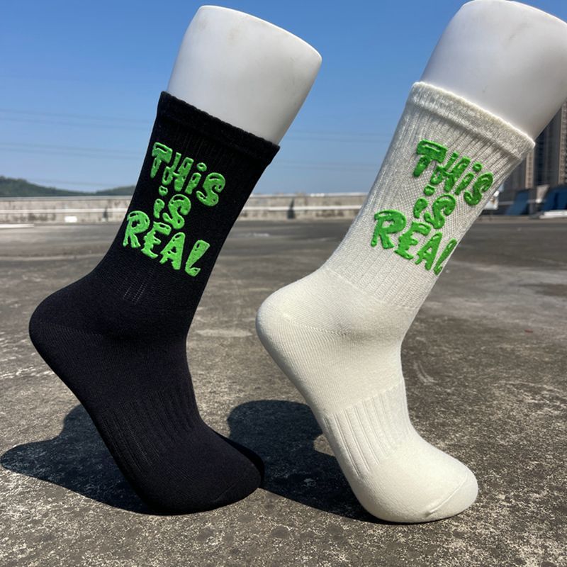 Printed plastic letters men's and women's mid-calf cotton socks fashion ins internet celebrity simple sports street skateboard cotton socks factory wholesale