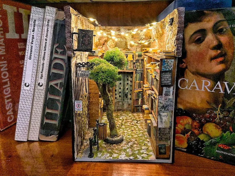 Hot Sale Medieval Diorama Library Bookshelf Insert Box