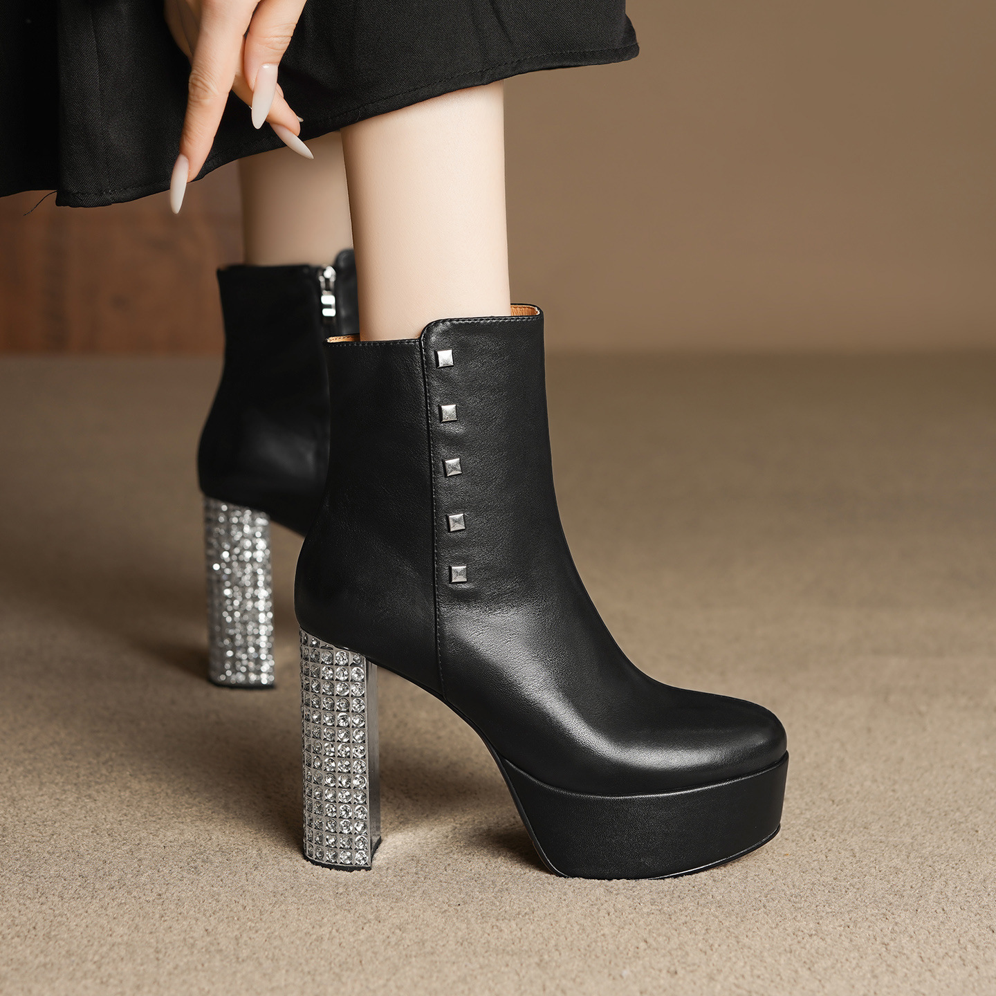 Boot nữ cổ thấp gót siêu cao 11 cm đế platform da bò đầu, đính đá pha lê — Lớp lót nhung đen