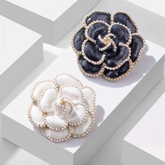 欧米のレトロなツバキの花の真珠のブローチの女性の金属のスカーフのボタンはダイヤモンドの胸の花のかわいいピンの装飾品を入れます。