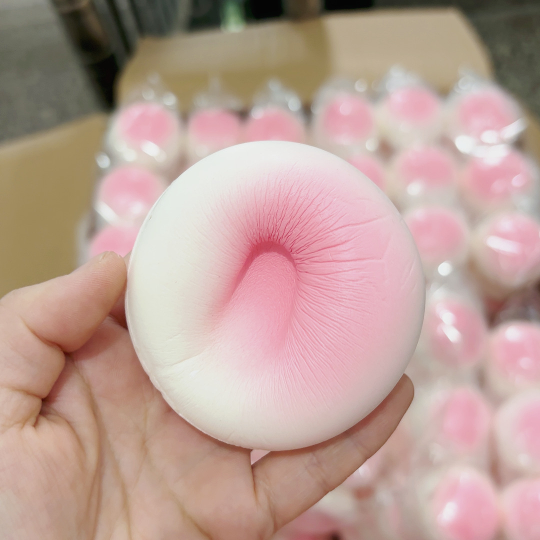 천천히 반동하는 부드럽고 분홍빛이 도는 빵 1개