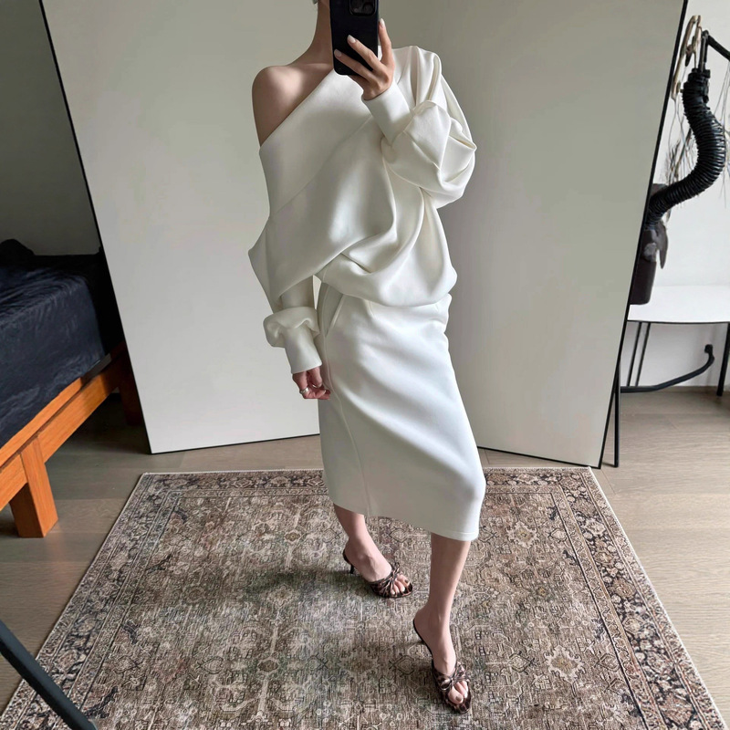 Autumn New Style Export Wholesale French Relaxed Elegant Pullover Slanted Shoulder Sweatshirt Slim Skirt Two-Piece Set Autumn New Style Export Wholesale French Relaxed Elegant Pullover Slanted Shoulder Sweatshirt Slim Skirt Two-Piece Set
