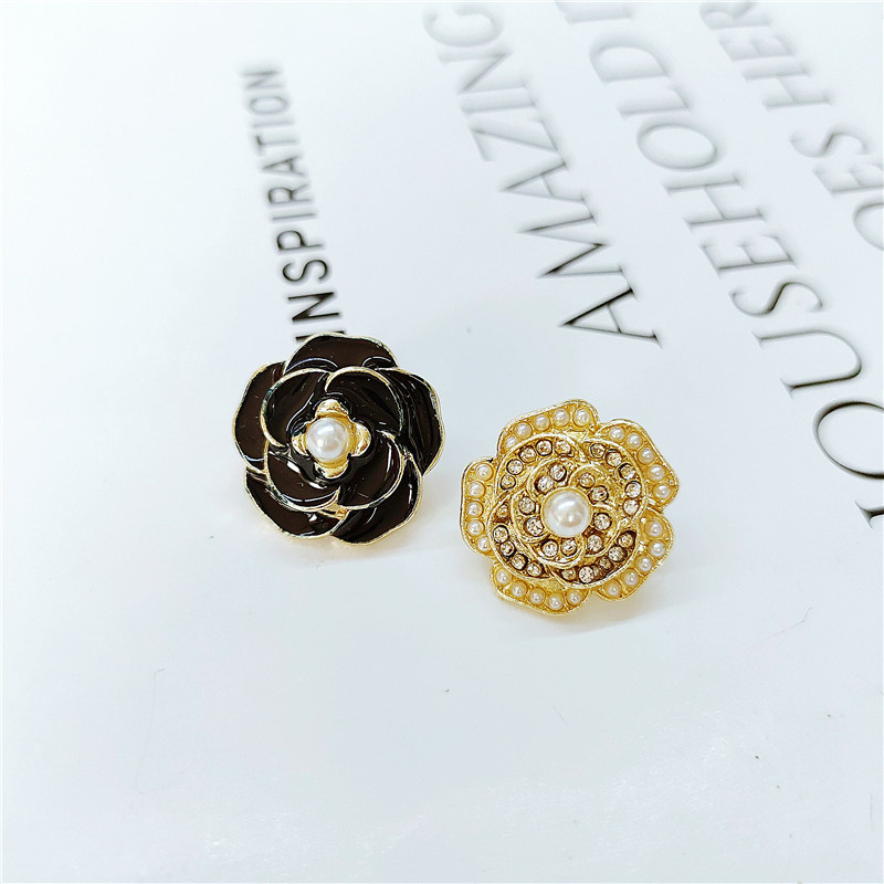 Korean Retro Metal Flower Earrings display picture 4