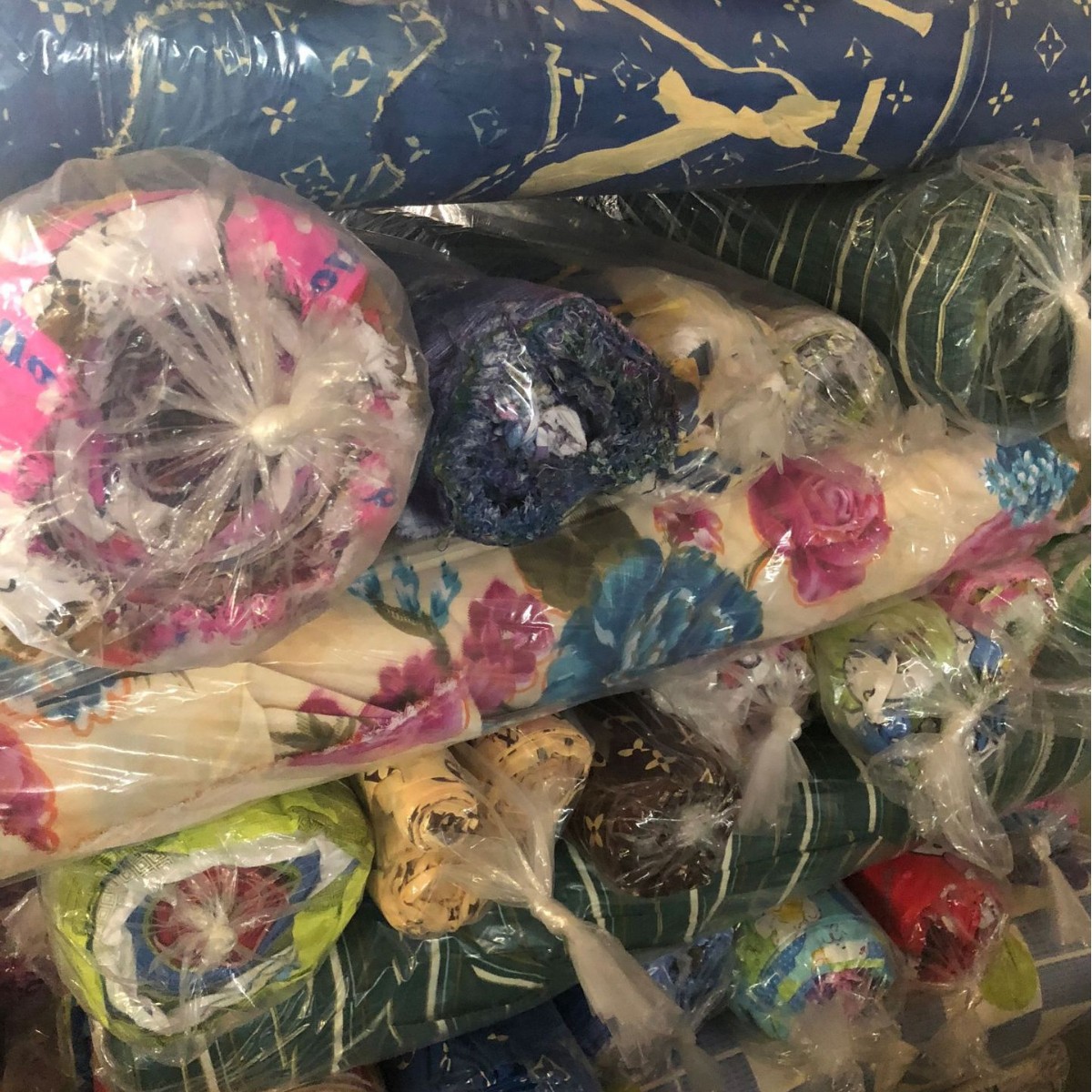 厂家直销供应染色 纯色 素色面料里料桃皮绒磨毛布春亚纺仿棉布