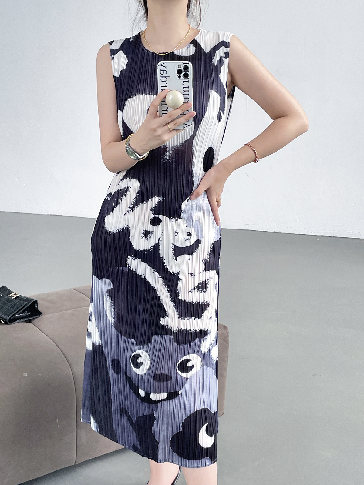 Đầm maxi xếp ly in hoa không tay cổ tròn phong cách Miyake đi biển nghỉ dưỡng — Màu đen