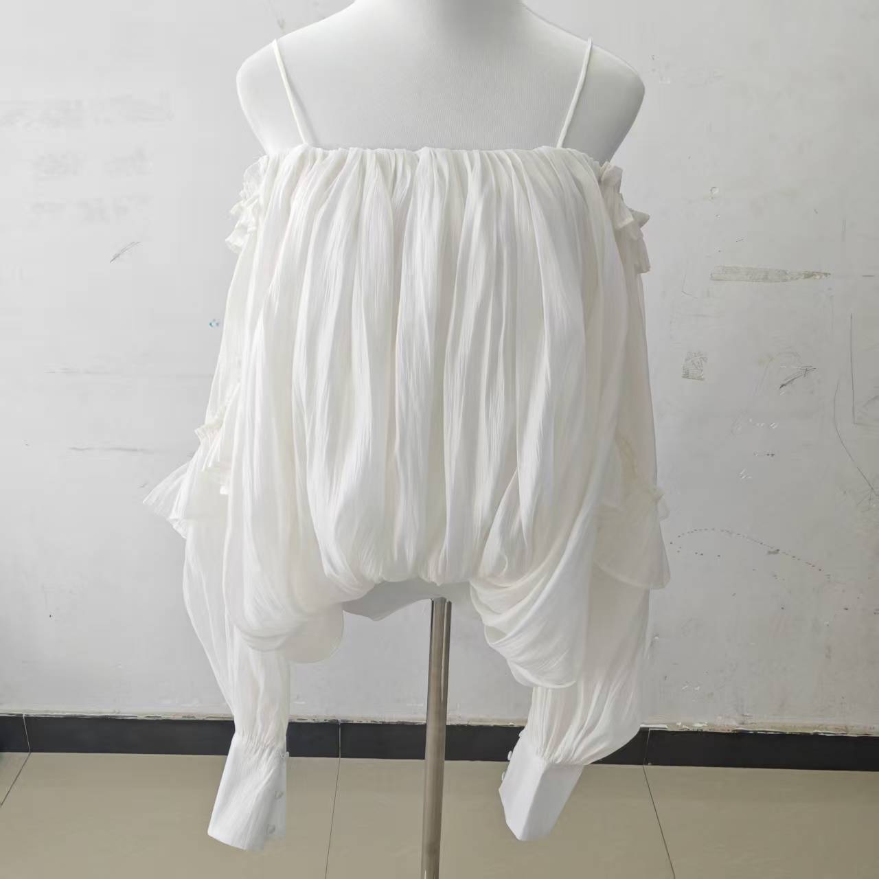 Weiße Schulterfreie Bluse Mit Rüschen Und Langen Ärmeln Im Stil_voghion.com